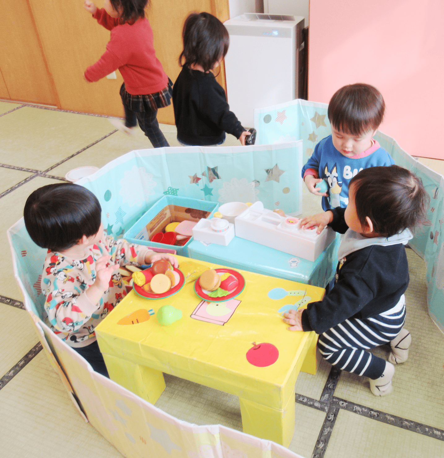 おままごとをする園児たち